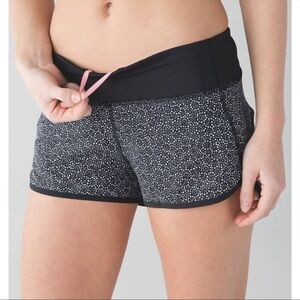 Lululemon 6 Speed Short 4-way Stretch 2.5"
Freckle Flower Black White